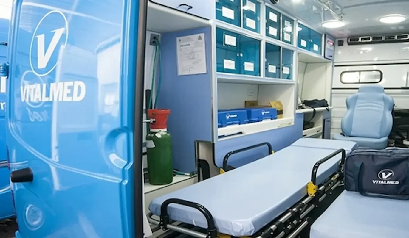 Interior equipado de uma ambulância Vitalmed